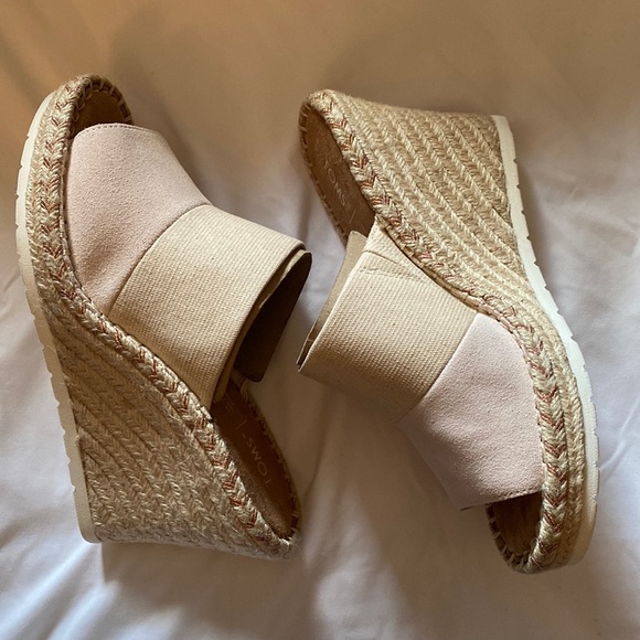 NWOT Women’s Toms Monica Mule Wedge Heel, beige with a gold/dusty pink - Picture 3 of 4